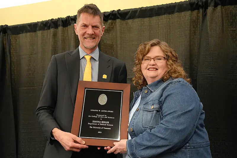 Dianna Beeler receives an award from Robert Hinde at the 2023 Faculty Awards Convocation
